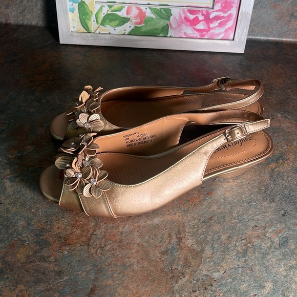 Comfortview sling back shoes, gold size 10 like new - Picture 4 of 8